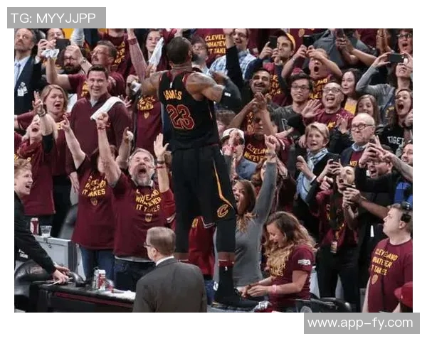 文班赛后与保罗亲密耳语击掌庆祝胜利瞬间引发热议