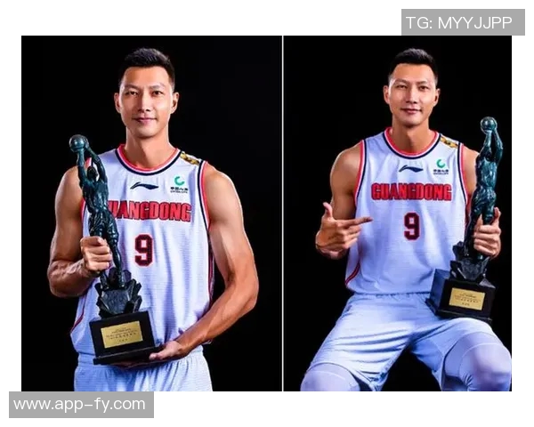 七年前的今天广东男篮球星易建联成功突破CBA万分大关庆祝辉煌成就